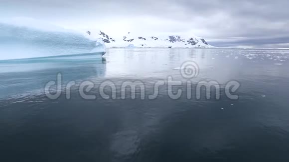 南极海岸和冰川的全景调查安德列夫视频的预览图