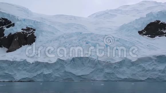 岩石海岸覆盖着厚厚的一层雪安德列夫视频的预览图