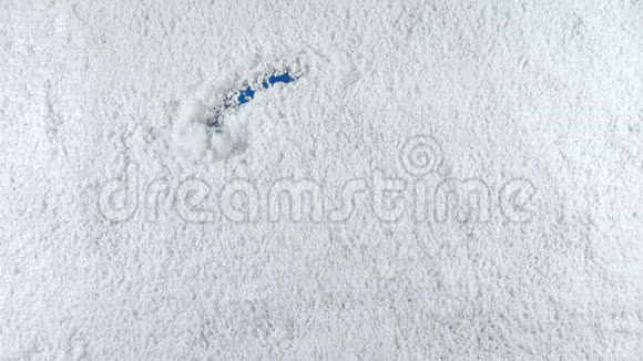 微笑符号画在雪地上视频的预览图