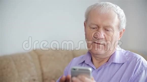 这位老人使用智能手机视频的预览图