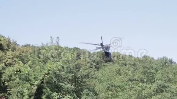 直升机停泊着陆直升机转乘机组人员或乘客上班视频的预览图