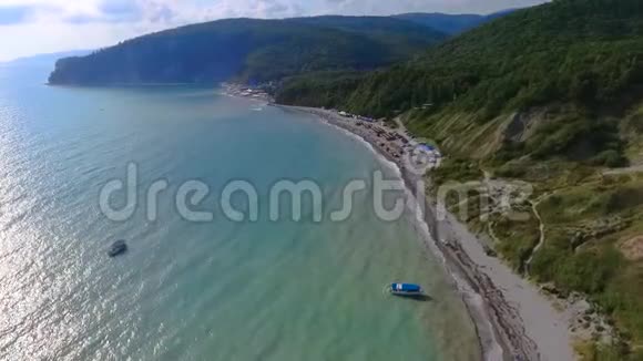 人们在海里游泳美丽的海滩在黑海地区的克拉斯诺达尔地区海滩视频的预览图