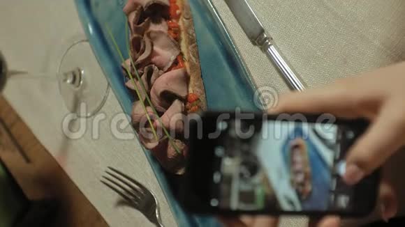 垂直视频垂直视频漂亮的金发女人在电话里拍照食物拍摄食物视频的预览图