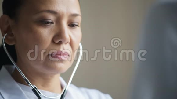一位专业的女医生用她的听诊器视频的预览图