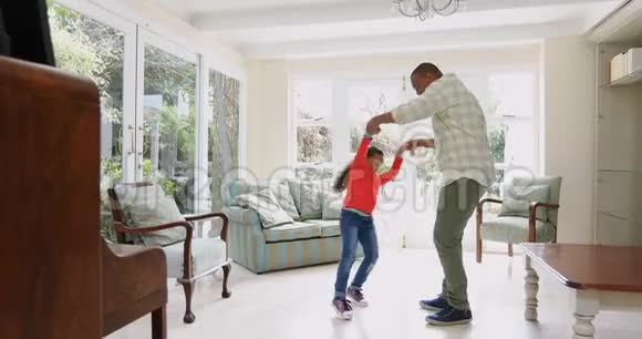 父亲和女儿在厨房跳舞视频的预览图