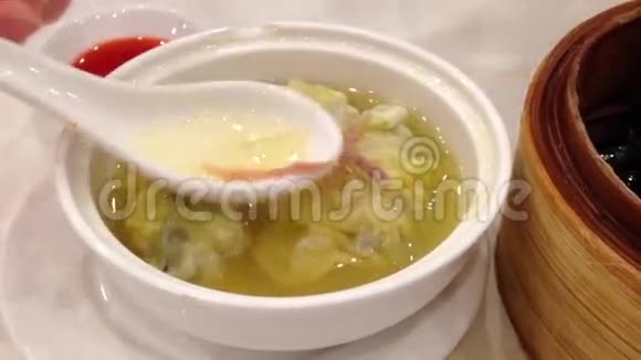 吃中餐叫海鲜饺子汤视频的预览图