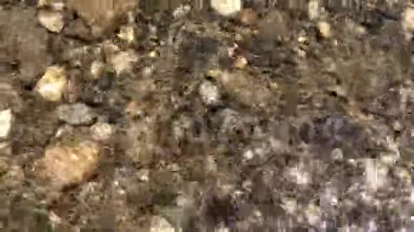石下江水波石头下的河水流动视频的预览图