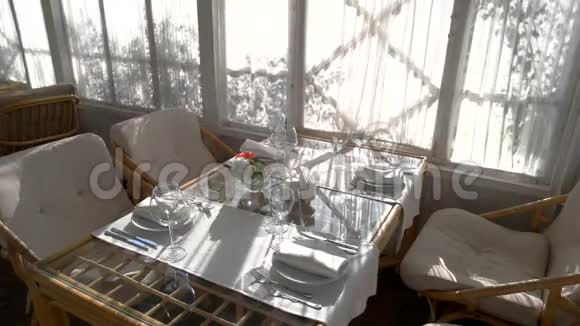椅子和餐桌视频的预览图