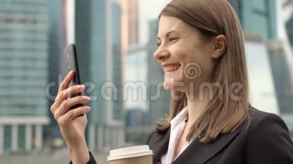 在市中心使用智能手机的女商人职业女性在现场直播视频的预览图