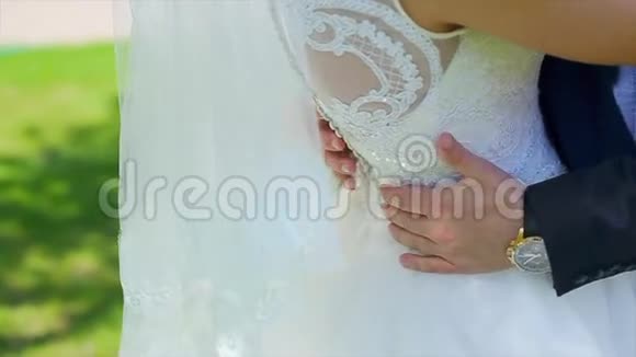 双手放在新娘的腰部视频的预览图