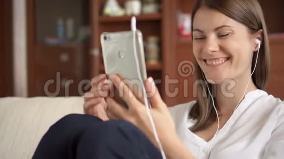 女人通过视频聊天会议在电话中交谈女商人使用智能手机视频的预览图