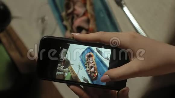 垂直视频垂直视频漂亮的金发女人在电话里拍照食物拍摄食物视频的预览图