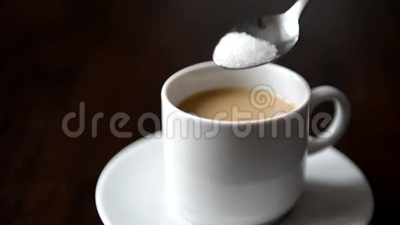 把糖倒入一杯咖啡中视频的预览图