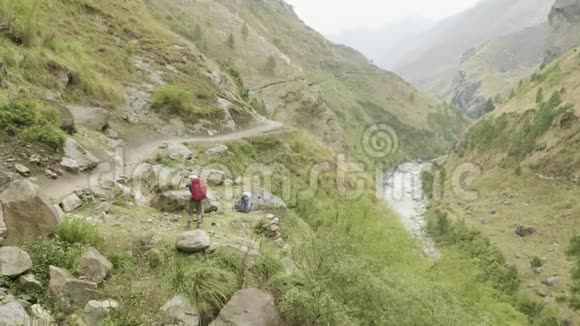 在玛纳斯鲁山附近尼泊尔小路上的背包客视频的预览图