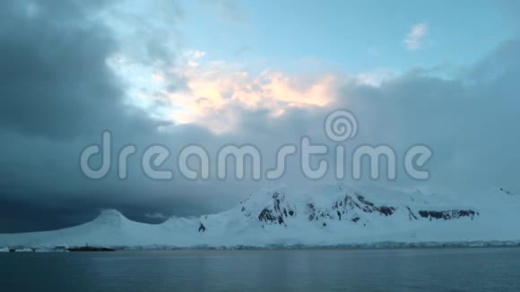 群山覆盖着白雪海湾覆盖着灰色的云层视频的预览图