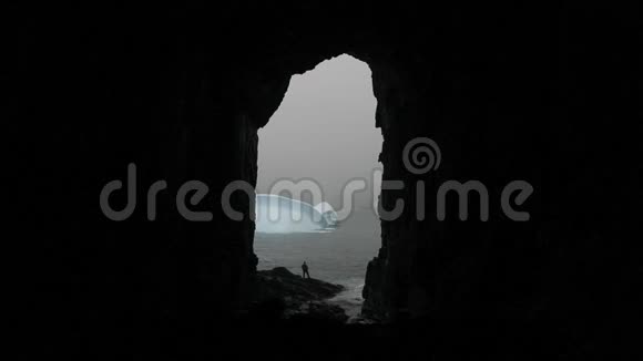 一个人站在靠近水的洞穴入口处安德列夫视频的预览图