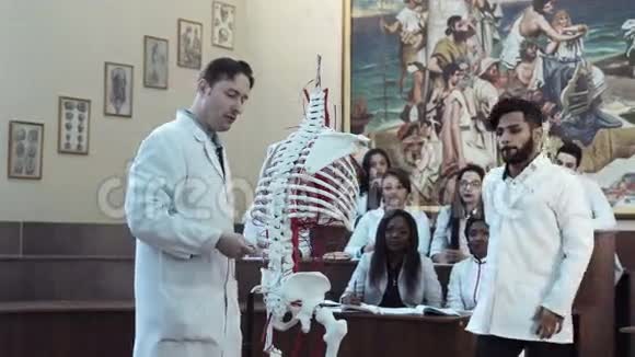 教授展示了一具骨架视频的预览图