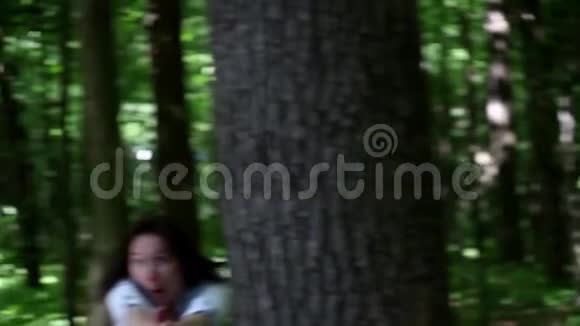 年轻女子在森林里模仿射击视频的预览图