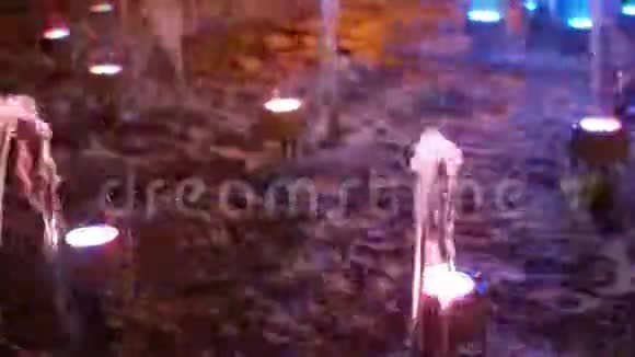 喷泉波光粼粼的水夜视频的预览图