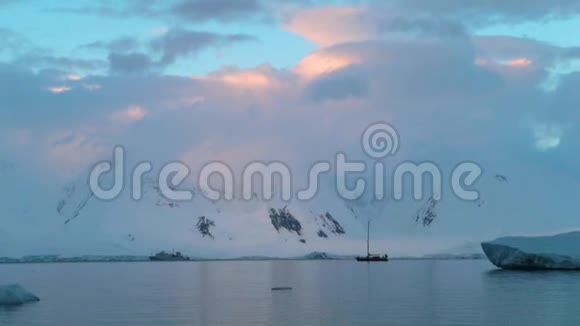 游艇矗立在雪山和白云的背景下安德列夫视频的预览图