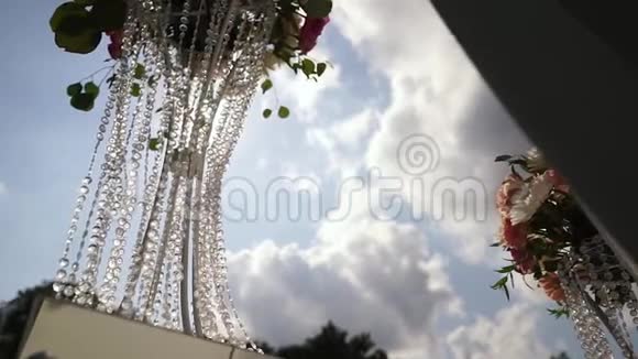 人工花束装饰在婚礼上的天空视频的预览图