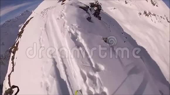 山岭上的登山滑雪视频的预览图