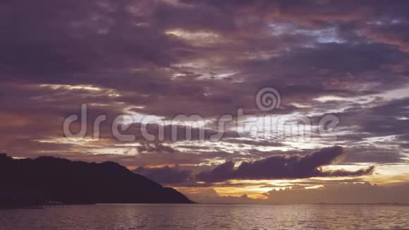 日落光线反射在海滩克里岛和蒙苏阿尔岛拉贾安帕特西视频的预览图