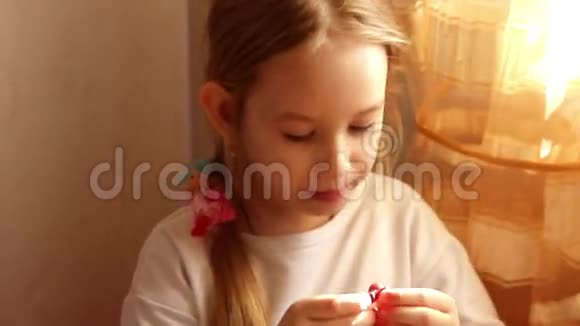 快乐的小女孩在家吃五颜六色的糖果视频的预览图
