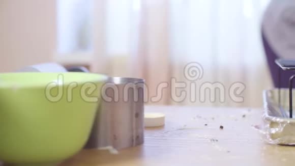 糕点师的手在冰冻的慕斯球上浇上温暖的镜面釉视频的预览图