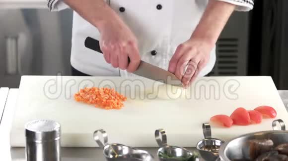 厨师切洋葱视频的预览图