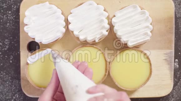 用瑞士梅林格装饰馅饼的糖果手视频的预览图