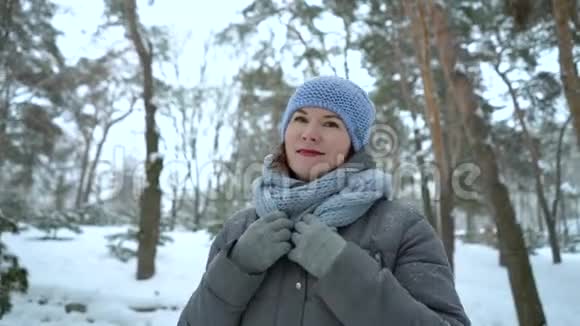 快乐的成年女子在冬季公园散步视频的预览图