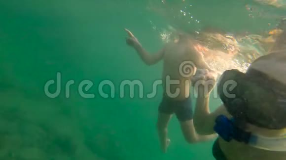 一名女子和她的儿子在水下流汗和潜水视频的预览图
