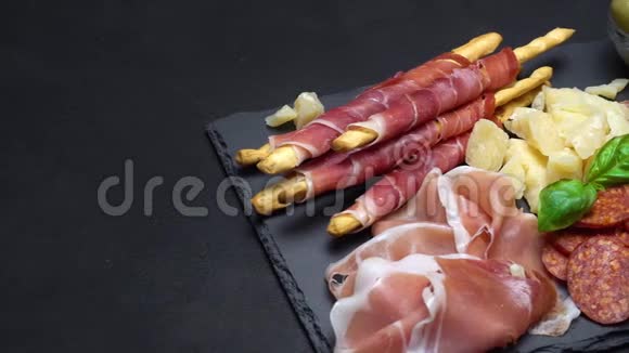 意大利肉盘视频意大利火腿切片香肠格里西尼和帕尔马干酪视频的预览图