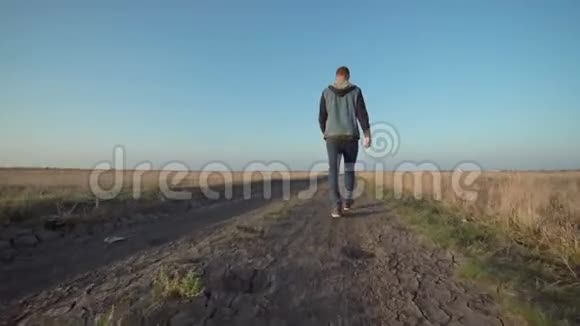 年轻人走在乡间的路上视频的预览图