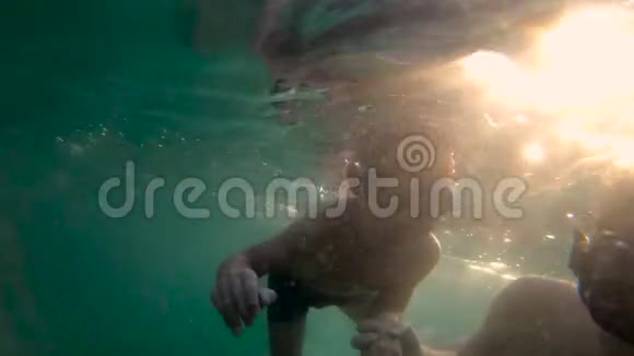 一名女子和她的儿子在水下流汗和潜水视频的预览图