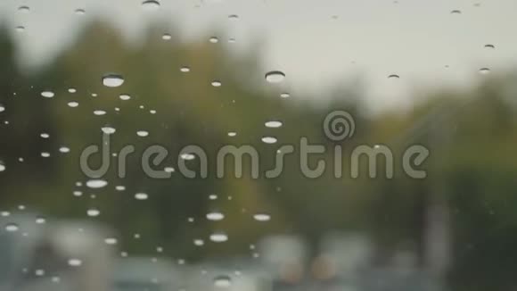 雨天驾驶汽车慢动作挡风玻璃视野汽车前灯树木视频的预览图