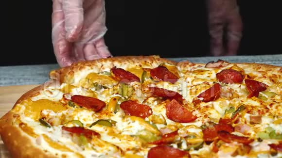 男人的特写镜头取美味的披萨和奶酪框架男人吃一块意大利披萨拉着开胃菜视频的预览图
