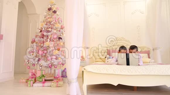 父母为两个儿子准备新年礼物而男孩则在新装修的卧室里玩小玩意视频的预览图