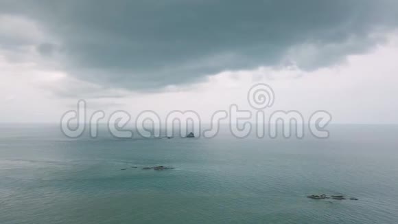 环球天气下雷云的海景视频的预览图