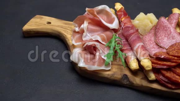 意大利肉盘视频意大利火腿切片香肠格里西尼和帕尔马干酪视频的预览图