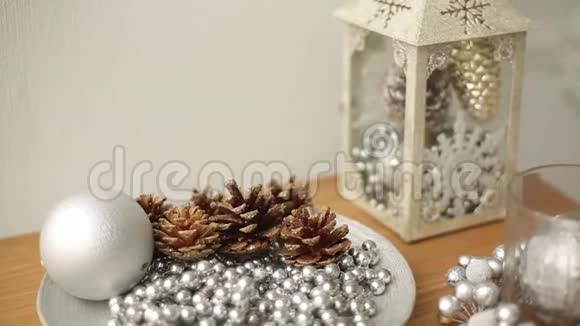 时尚的白色圣诞内部装饰凸起珠子灯笼灯蜡烛玩具新年舒适的家视频的预览图