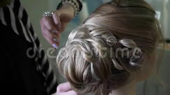 在美容院为新娘做发型发型量的制作视频的预览图