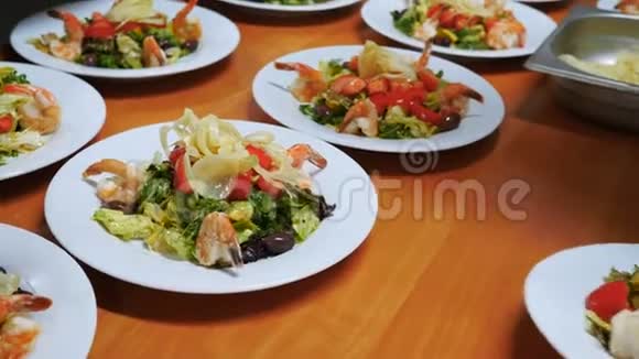 美味的沙拉和凤尾鱼虾和生菜视频的预览图