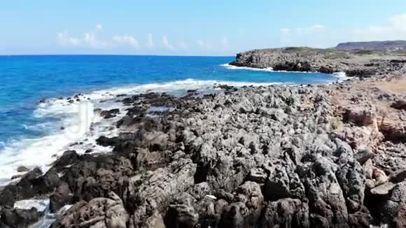 在希腊克里特岛的岩石海滩和蓝海上空飞行视频的预览图