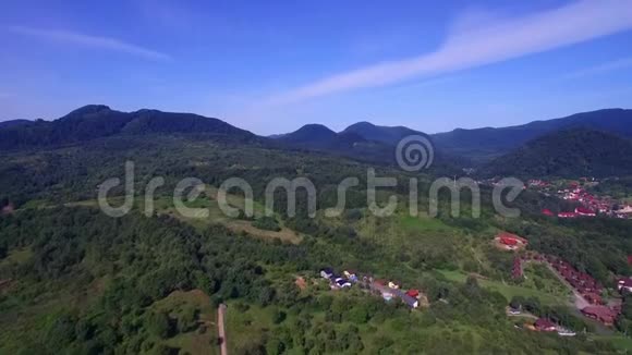 空中无人机视图4k这座山位于村子里视频的预览图