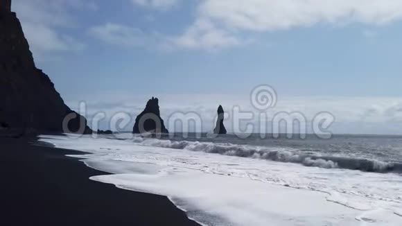 冰岛Vik南部海岸的雷尼斯菲哈拉黑色沙滩视频的预览图