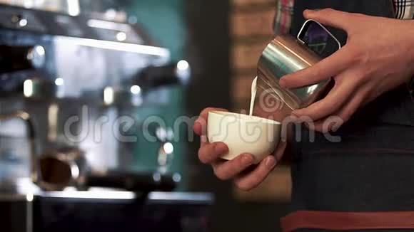 咖啡师把牛奶倒在咖啡上视频的预览图