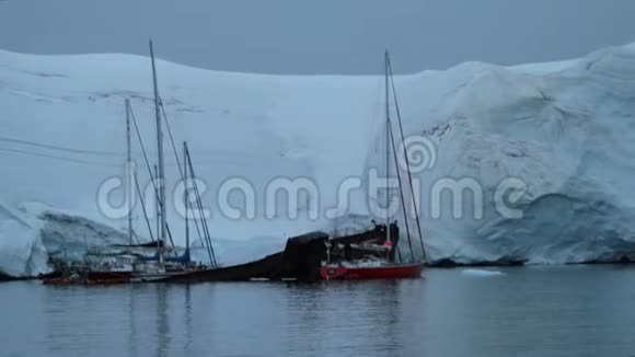 游艇正站在冰山附近安德列夫视频的预览图