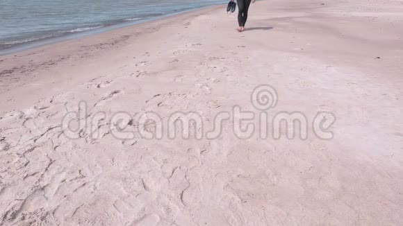光着脚的女人来到海滩上视频的预览图